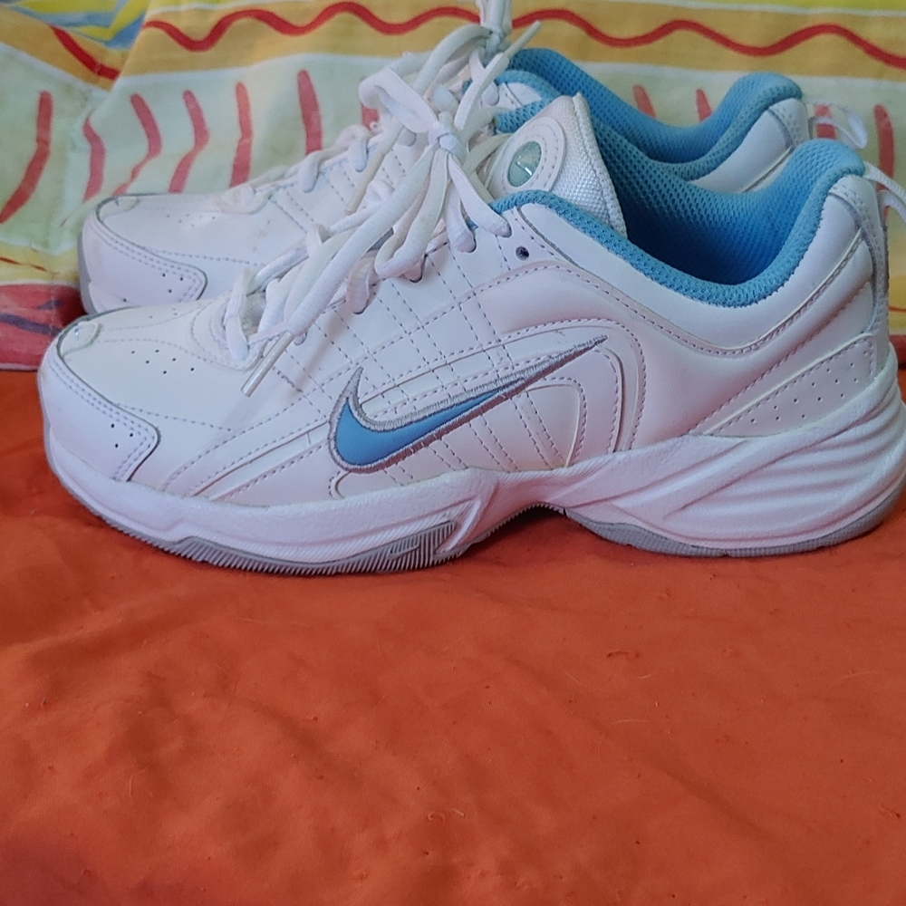 Nike T-LITE VIII